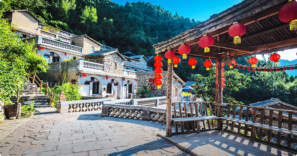 窑洞大院酒店坐落于云丘山旅游风景区康家坪村上的青山